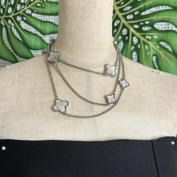 🖤Mother of pearl Clover 🍀 charm necklace - Picture 4 of 8